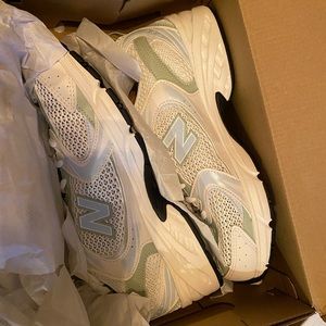 NEW BALANCE® 530 UNISEX SNEAKERS in Ice Blue